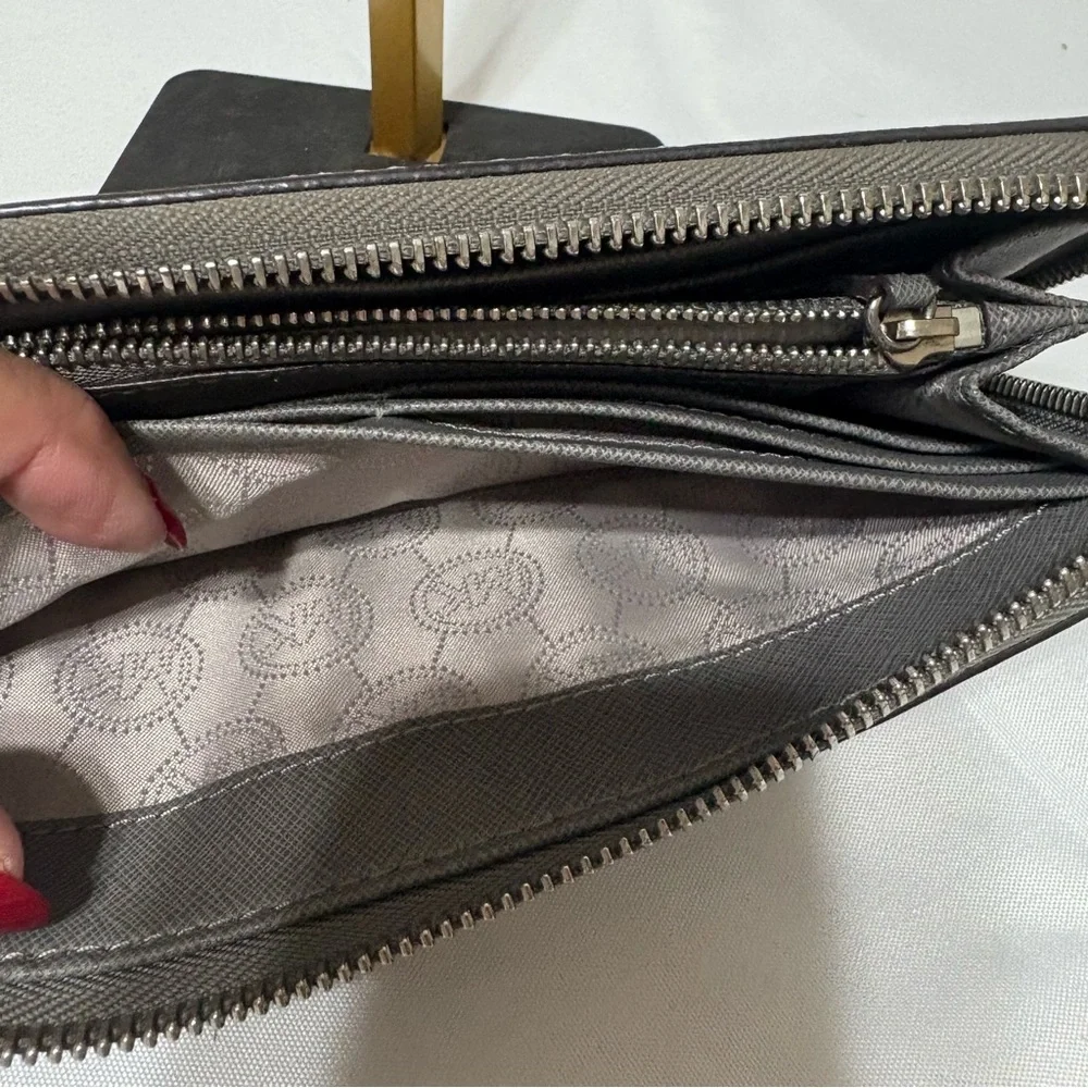 Michael Kors Jet Set Travel continental wallet in grey saffiano leather. - Picture 7 of 10